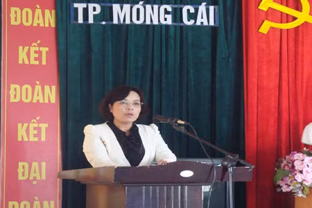 Đ/c Nguyễn Thị Hồng Oanh, Phó trưởng Ban Văn hóa-Xã hội HĐND tỉnh thông báo kết quả giải quyết một số ý kiến, kiến nghị của cử tri với kỳ thứ 9 HĐND tỉnh khóa XII
