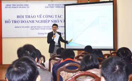 Ông Funabashi Gaku, cố vấn dự án JiCa về “Tăng cường chức năng công về trợ giúp doanh nghiệp nhỏ và vừa” Cục phát triển doanh nghiệp-Bộ Kế hoạch đầu tư giảng bài cho các đại biểu.