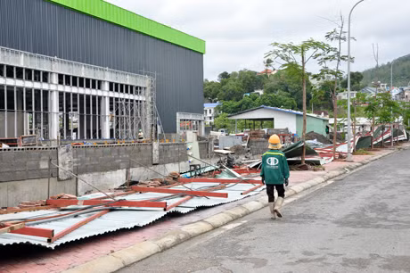 Hàng rào chắn bảo vệ công trường thi công siêu thị BigC đổ nghiêng ngả.
