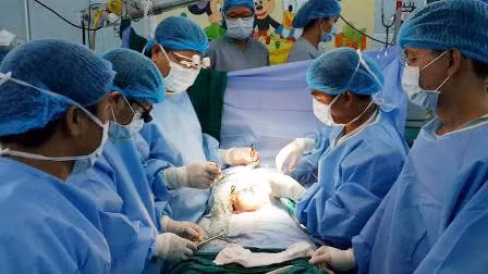 Các bac sĩ thực hiện phẫu thuật thành công ca song sinh dính liền bụng và ngực (ảnh: Dân trí)