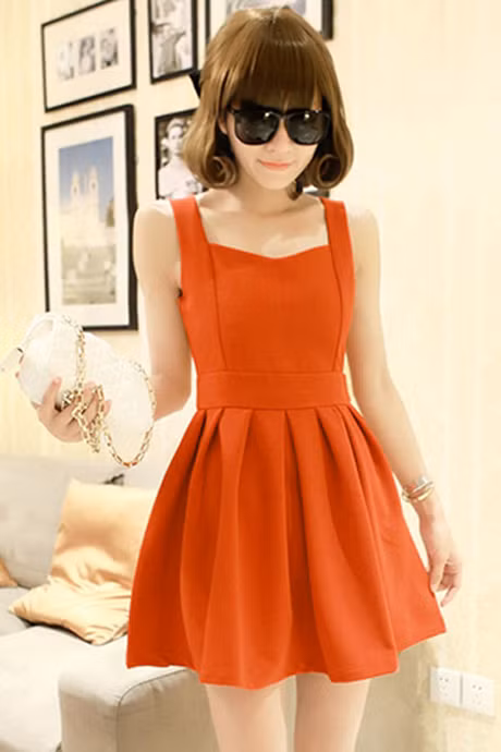 Dành cho những ngày xuống phố hoặc khi dự tiệc cùng bạn bè, chiếc đầm xoè cách điệu sẽ mang đến cho các bạn gái phong cách thời trang mới mẻ. Được thiết kế ấn tượng với những đường cắt cúp và chân váy nhấn pli, chiếc đầm thích hợp với những cô nàng có phong cách thời trang sành điệu.