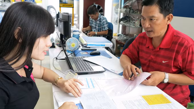 Khách hàng nên tìm hiểu kỹ các quy định, điều khoản của hợp đồng bảo hiểm để hiểu rõ quyền lợi của mình khi gặp tai nạn hoặc giải quyết các vấn đề liên quan. Chất lượng của bảo hiểm quan trọng hơn mức giá bảo hiểm mà bạn được chào bán. Trong ảnh: tư vấn mua bảo hiểm ôtô tại đại lý Bến Thành Ford (Q.Tân Phú) sáng 16-11 - Ảnh: Lê Nam 