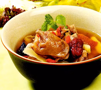 Thịt thỏ chứa nhiều dinh dưỡng có hàm lượng protein như thịt bò, thịt dê, thịt lợn, nhưng ít chất béo, hàm lượng cholesterol thấp, có các nguyên tố và sinh tố cần cho cơ thể. 