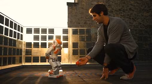 NAO được hứa hẹn sẽ là một chú robot rất gần gũi với con người.