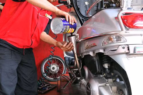 Thay dầu máy xe Vespa LX.