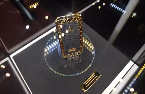 Chiếc Iphone 5 được khoác trên mình lớp da cá sấu và mạ vàng bắt mắt