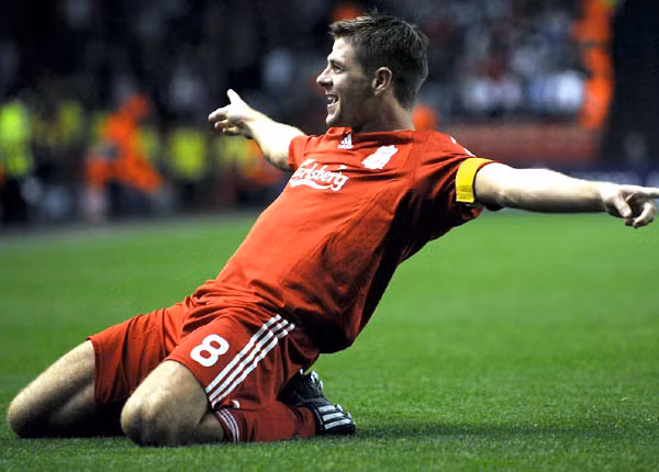 Trong cuốn tự truyện của mình, Sir Alex Ferguson đã cố “dìm” Steven Gerrard