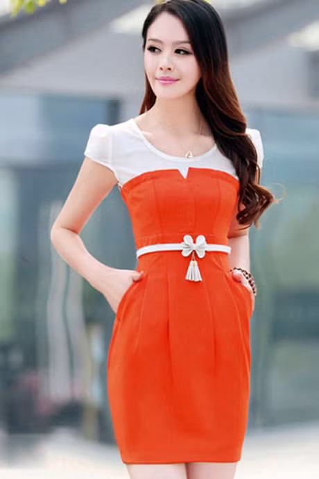 Thêm điểm nhấn cho thời trang công sở, chiếc đầm cách điệu ấn sẽ giúp các bạn gái trở nên rạng rỡ. Với cách kết hợp giữa màu cam, trắng cùng những đường cắt cúp tinh tế, chiếc đầm trở nên nổi bật và cuốn hút.
