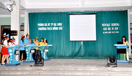 Một tiết học ngoại khoá trong Chương trình giáo dục di sản của Trường THCS Hồng Hải (TP Hạ Long).