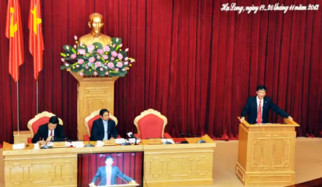 Đồng chí Nguyễn Văn Đọc, Phó Bí thư Tỉnh ủy, Chủ tịch UBND tỉnh trình bày dự thảo báo cáo đánh giá kết quả thực hiện nhiệm vụ công tác năm 2013, phương hướng nhiệm vụ năm 2014.