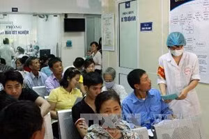 Bệnh nhân chờ khám tại Bệnh viện Bệnh nhiệt đới Trung ương. Ảnh minh họa. (Nguồn: TTXVN)