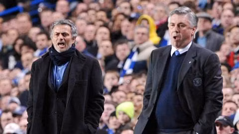 HLV Carlo Ancelotti (phải) tuy mới đến song đang dẫn dắt Real hiệu quả hơn người tiền nhiệm Jose Mourinho (trái)