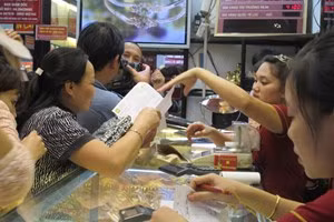 Khách hàng giao dịch vàng tại Bảo Tín Minh Châu (Ảnh: Đức Duy/Vietnam+)