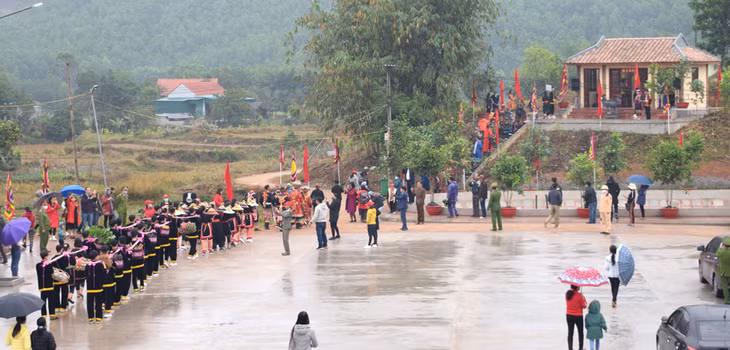 Đoàn rước cùng các lễ vật là sản vật địa phương đến miếu Bàn Vương