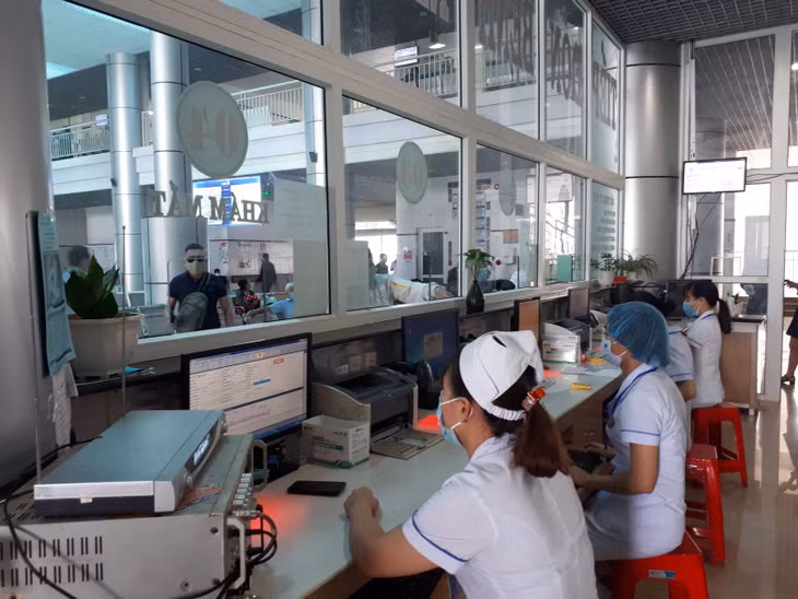 Chú thích ảnh Làm thủ tục thanh toán cho người dân khi đến KCB tại Bệnh viện Đa khoa vùng Tây Nguyên.