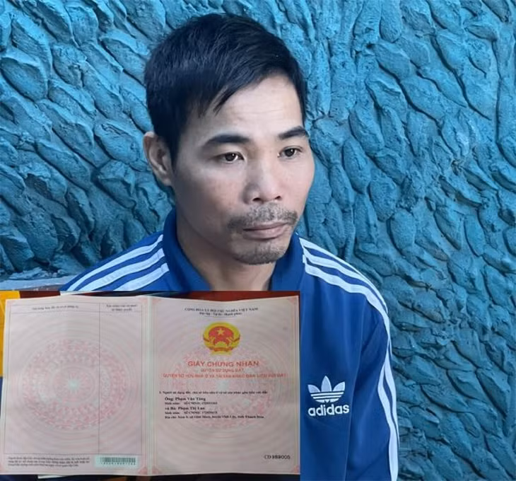 Đối tượng Tùng dùng sổ đỏ giả nhằm mục đích lừa đảo.