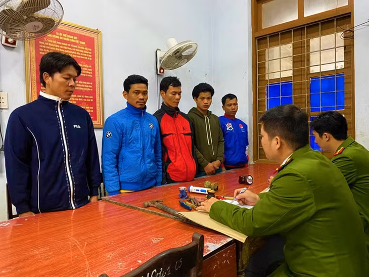 Các đối tượng có hành vi phá hoại tài sản bị bắt giữ tại cơ quan điều tra