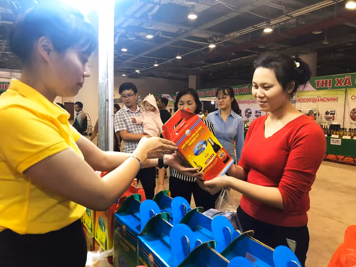 Sản phẩm OCOP địa phương được nhiều người tiêu dùng lựa chọn.