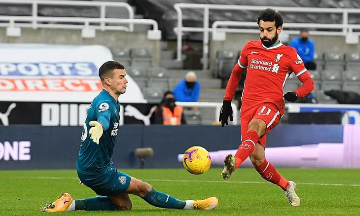 Salah bỏ lỡ cơ hội đối mặt. Ảnh: Reuters