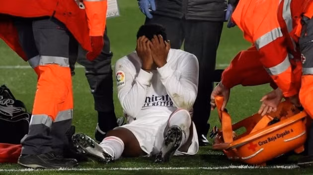  Rodrygo chấn thương trong hiệp 1 cuộc đối đầu giữa Real với Granada.