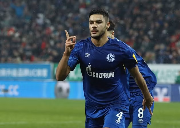  Kabak trong màu áo Schalke.