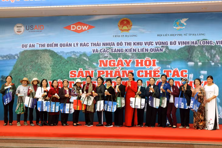 Hội LHPN TP Hạ Long trao tặng quà cho các hội viên phụ nữ có những đóng góp tích cực trong phong trào tái chế và tái sử dụng rác thải nhựa
