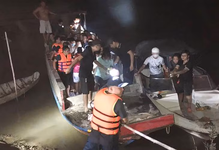 Công an đưa nhóm đánh bạc vào bờ xử lý. Ảnh: Thái Hà.