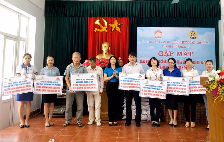 LĐLĐ tỉnh trao hỗ trợ cho NLĐ trên địa bàn thành phố Uông Bí bị ảnh hưởng bởi đại dịch Covid-19.