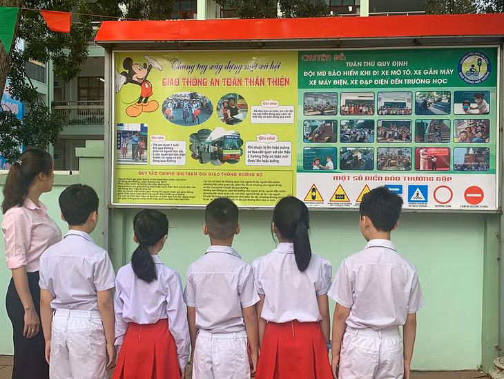 Cô giáo Trường Tiểu học Hạ Long tuyên truyền Luật giao thông cho các em học sinh. 