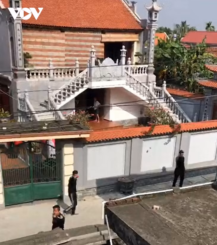 Không gặp được Cao Văn Hoãn, nhóm đối tượng đã đập phá đồ đạc, gây náo loạn tại thôn Mỹ Lộc, xã Tiên Thắng.