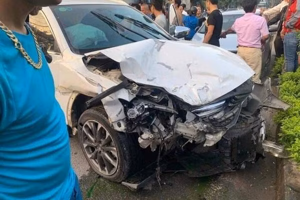 Ô tô do Nguyễn Quang Hưng điều khiển sau khi gây tai nạn