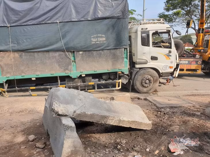 Nhiều đoạn dải phân cách bị xe tải đẩy văng lệch ra khỏi hàng