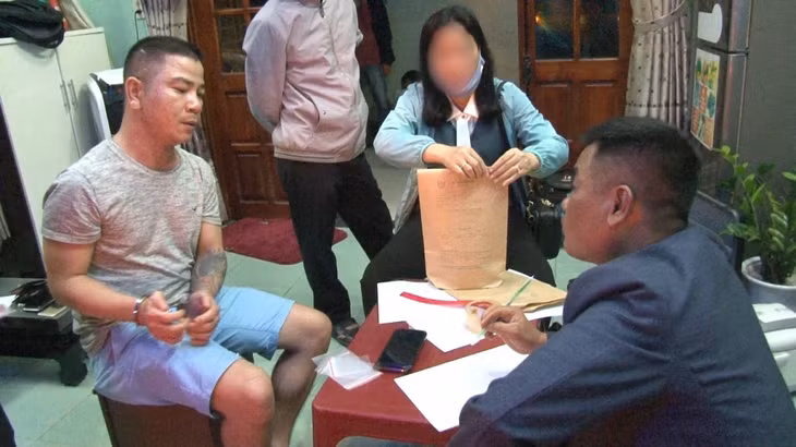 Khám xét tại nhà trọ Nguyễn Quốc Phong, thu giữ nhiều ma túy.