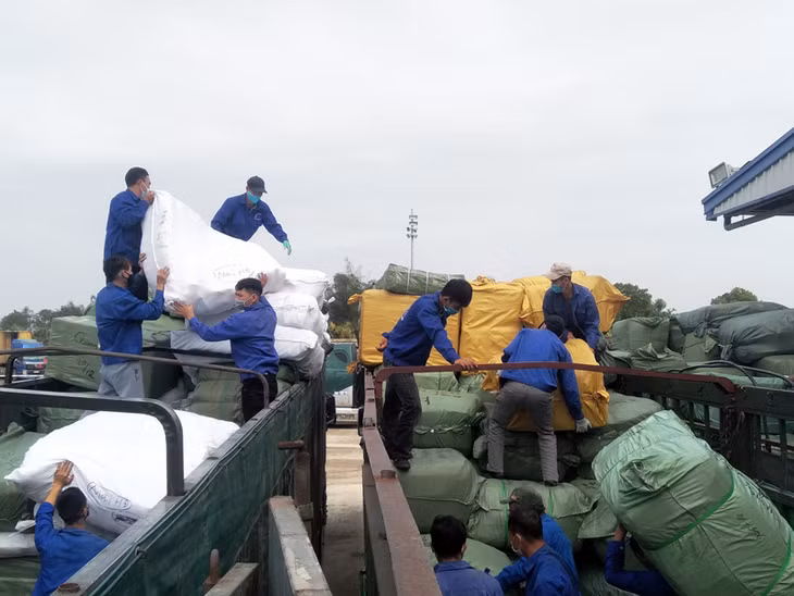 Bốc xếp hàng hóa nhập khẩu tại bãi kiểm hóa Cầu Bắc Luân II.