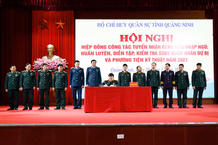 Các đại biểu ký kết biên bản hiệp đồng công tác tuyển nhận công dân nhập ngũ; huấn luyện, diễn tập, kiểm tra sẵn sàng động viên lực lượng dự bị động viên năm 2021. 