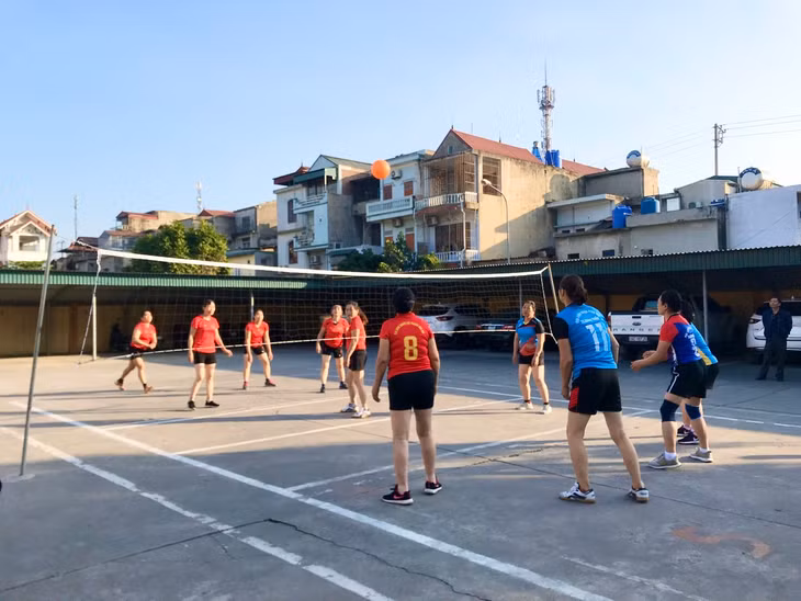 Chị em hội viên phụ nữ phường Mạo Khê, TX Đông Triều đánh bóng chuyền hơi tại nhà văn hóa.