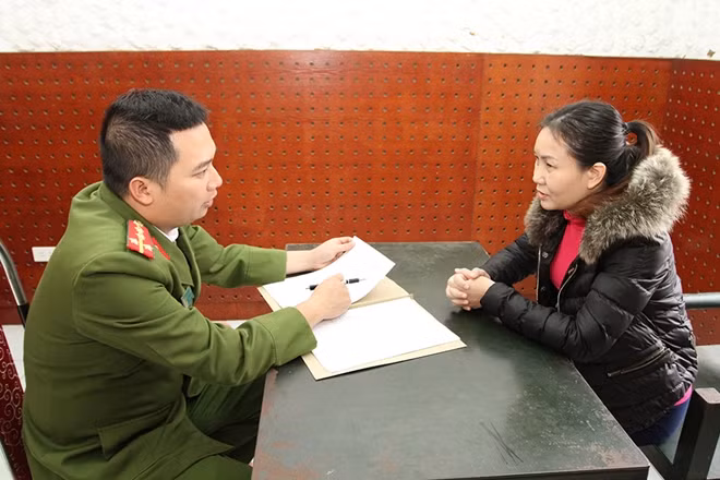 Cán bộ CSĐT Công an Yên Bái lấy lời khai đối tượng Trần Thị Anh Ngọc.
