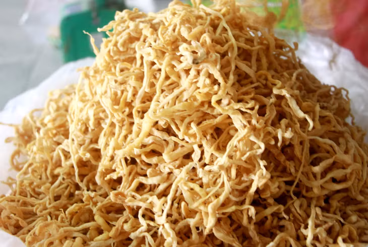 Củ cải tươi sau sơ chế thành sản phẩm khô có độ giòn, dai, thơm và có màu vàng nhạt.