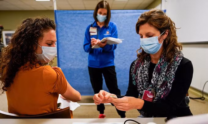 Nhân viên y tế chuẩn bị cho đợt tiêm vaccine Covid-19 tại Đại học Y Indiana ở thành phố Indianapolis hôm 11/12. Ảnh: Reuters.