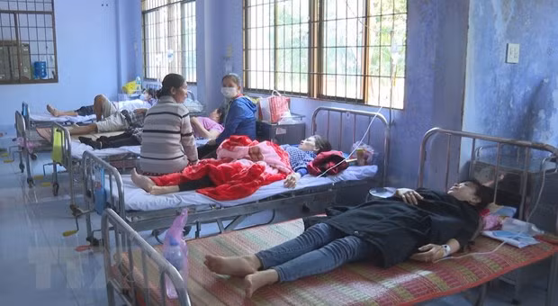 Các công nhân nghi ngộ độc thực phẩm đang điều trị tại Bệnh viện Quân-Dân y Trà Vinh. (Ảnh: Thanh Hòa/TTXVN)