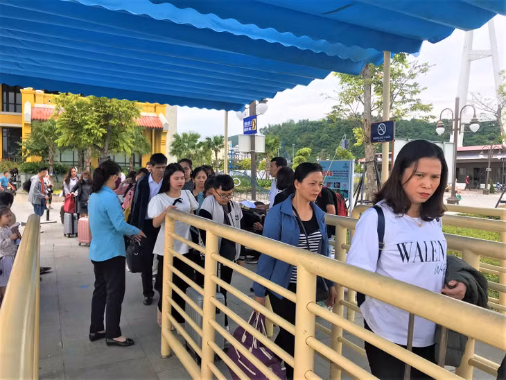 Khách du lịch tham quan Vịnh Hạ Long từ Cảng tàu khách quốc tế Hạ Long, tháng 5/12/2020.