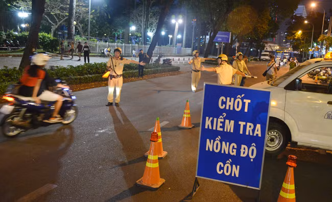 CSGT lập chốt xử lý các trường hợp uống rượu bia lái xe.