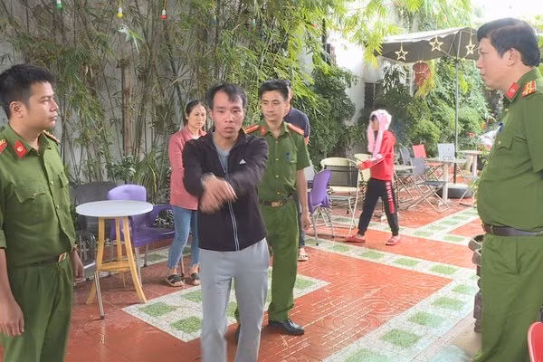 Đỗ Viết Dương (áo đen) thực nghiệm lại hiện trường vụ án giết người.