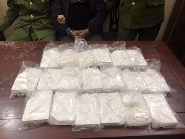 Tang vật của vụ án là 19 bánh heroin.