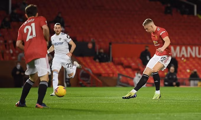 McTominay (phải) mở tỷ số bằng cú sút má ngoài chân phải. Ảnh: Reuters.