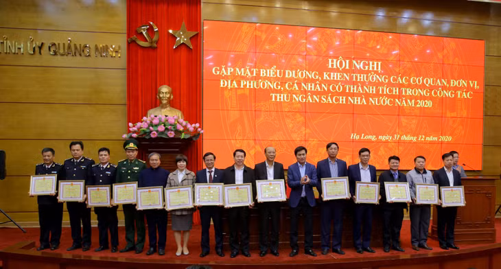 Các tập thể có thành tích xuất sắc trong công tác 