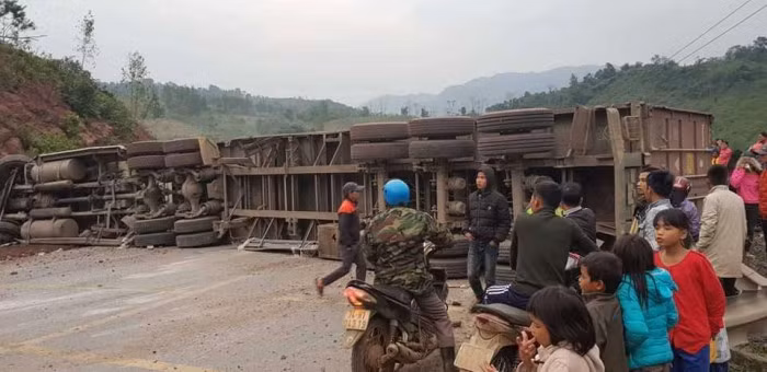 Chiếc xe container nằm chắn ngang đường
