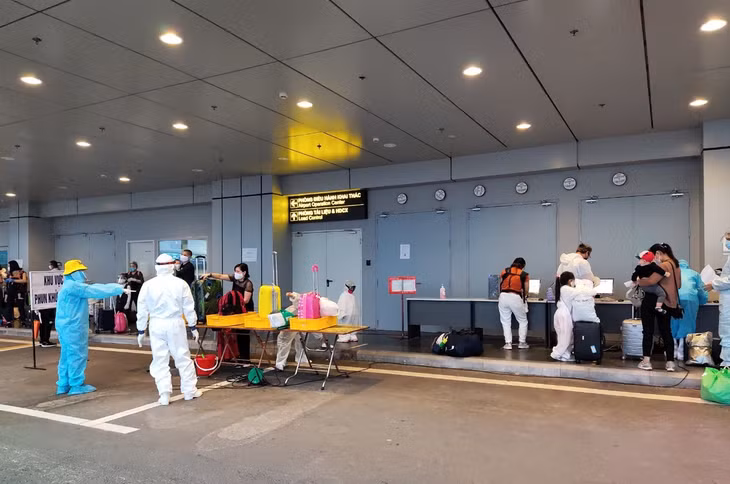  ngày 13/5, máy bay Airbus 350 mang số hiệu VN62 khởi hành từ Sân bay quốc tế Sheremetyevo (Moscow, Nga) đã hạ cánh xuống Cảng hàng không quốc tế Vân Đồn, đưa 345 người Việt mắc kẹt tại vùng dịch Covid-19 lớn thứ 3 thế giới về nước.