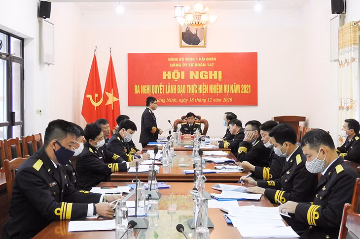 Đại tá Vũ Đình Duẩn, Phó Tư lệnh Vùng 1 Hải quân phát biểu tại hội nghị.