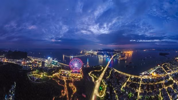 Một góc vịnh Hạ Long lung linh về đêm. (Ảnh: CTV/Vietnam+)